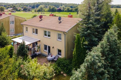 Stadtvilla-Doppelhaushälfte am Feld in Prötzel - Mit Keller, Einbauküche, zwei Bädern, Pool u.v.m.