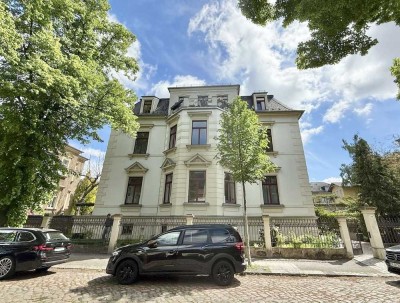BEGEHRTE LAGE! Stilvolle, freie 4-Zimmer-Wohnung in familiärer Altbauvilla!