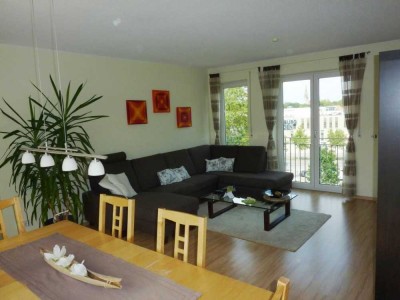 Moderne und helle 3-Zimmer-Wohnung mit Balkon und Tiefgaragenstellplatz