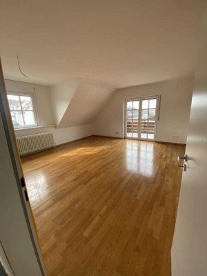 Charmante 3 Zi.-DG-Whg. mit Balkon und begehbarem Spitzboden