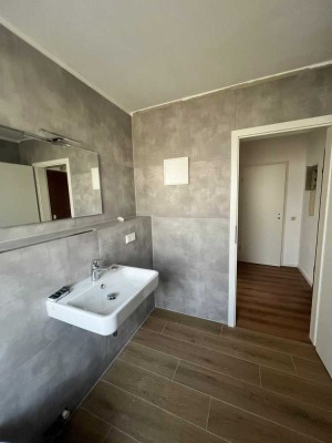 Erstbezug nach Kernsanierung. Schön geschnittenes 2 ZKB Appartement mit Balkon und PKW-Stellplatz