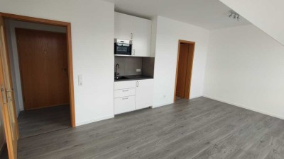 Geschmackvolle 1-Zimmer-Dachgeschosswohnung mit Balkon und Einbauküche in Augsburg