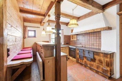 Alpenflair inklusive – Einseitig angebautes EFH mit 6 Zimmern, Sauna & Garten, sofort bezugsfrei