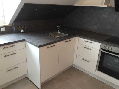 Helle 2-Zimmer DG-Wohnung mit Einbauküche und Balkon