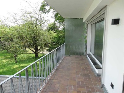 Bezugsfertig renovierte 2-Zi.-Wohnung mit großem Balkon!