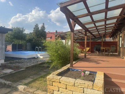 Großzügiges Familienhaus mit Wellnessbereich und beheizbarem Pool