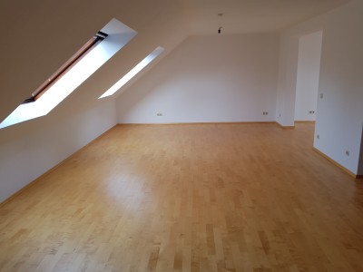 schöne Dachwohnung in bester Lage im ruhigen Wohngebiet