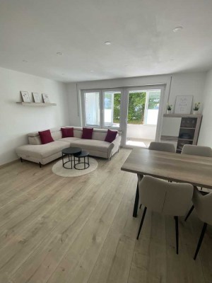 Geschmackvolle renovierte Wohnung mit Loggia und Einbauküche in Augsburg-Hochzoll