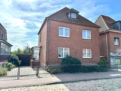 Familienklassiker im Kaffeemühlenstil – vielseitig nutzbares Zweifamilienhaus