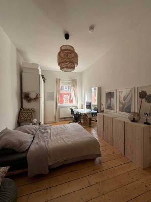 Komplett sanierte Altbauwohnung mit großer Wohnküche in renoviertem Altbau!