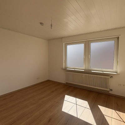 Frisch renovierte, 2- Zimmerwohnung mit Tageslicht Bad