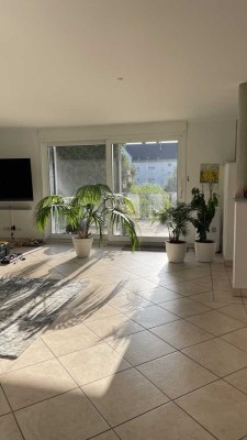 Perfekt für Singles & Paare: Helle 3-Zimmer-Wohnung mit Balkon & Tiefgarge in zentraler Lage