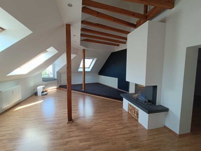 Traumhafte 3-Zimmer-Dachgeschosswohnung mit Südbalkon, Kamin & Klimaanlage