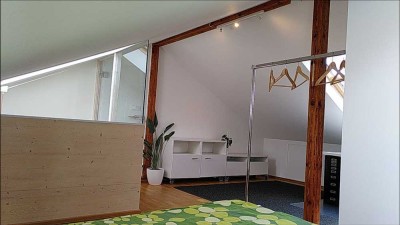 Freundliches, möbliertes Dachgeschoss-ZIMMER in Heumaden an FRAU zu vermieten