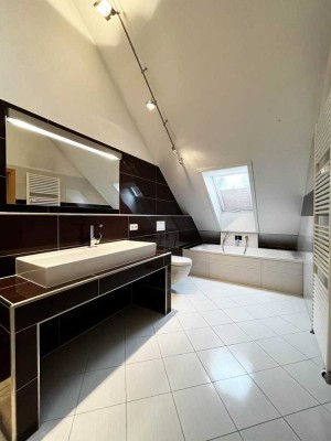 Wellness-Bad, Loggia, neuer Boden | Sonnige Maisonette | Klimaanlage & Stellplatz