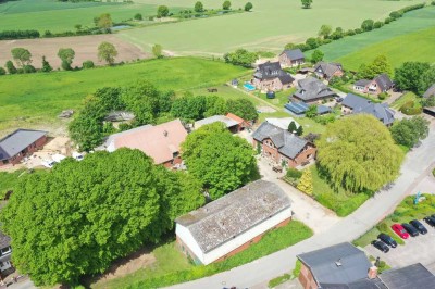 Resthof mit Lindenallee im Kreis Segeberg