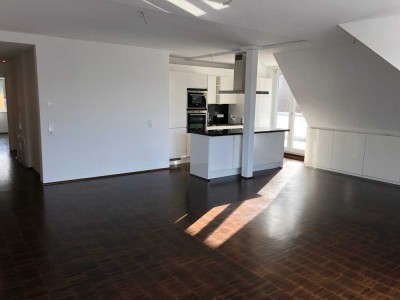 ++ Hochwertige 4,5 Zimmer DG Wohnung mit Einbauküche, drei Balkonen, Aufzug und Carport ++