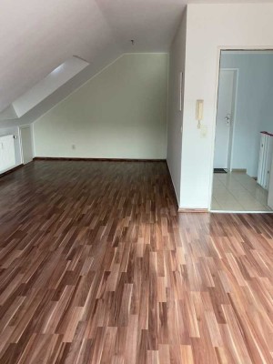 Stilvolle, gepflegte 1,5-Zimmer-Dachgeschosswohnung mit Balkon und EBK in Hofheim