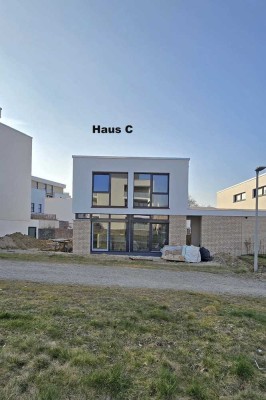 Offene Besichtigung, So. 11.5., 12-15h ! Helles Neubau-EFH inkl. Eigentumsgrundstück & Carport!