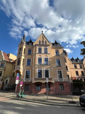 Moderne 3-RW mit Balkon und EBK im herrschaftlichen Altbau zu vermieten!