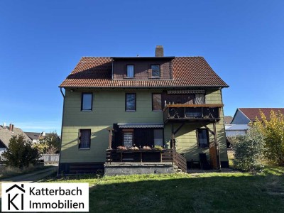 Freistehendes Zweifamilienhaus mit 6 Garagen und großem Grundstück in Bündheim