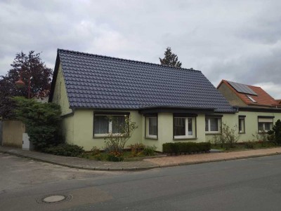 Einfamilienhaus mit Dreiseitenhof-Charakter, Scheune und Garten in Reetz