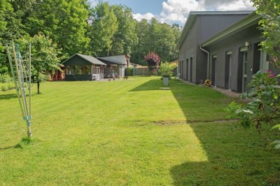 Grünes Refugium am Waldrand in Seenähe! Großes komfortables EFH mit Gästewohnung und Saunahaus.