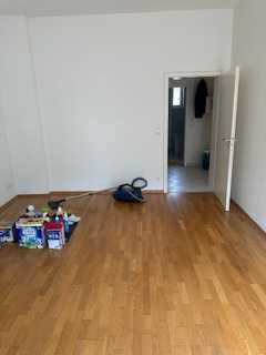 Sanierte 2-Zimmer-Altbauwohnung in Mehrfamilienhaus, mit großer Küche, Bad mit Badewanne