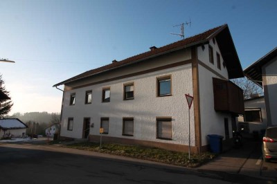 Büchlberg / Denkhof: Wohnhaus aus dem 19. Jahrhundert mit 2 Wohnungen