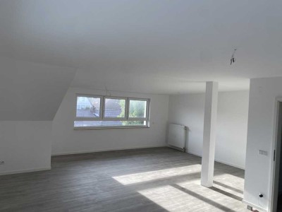 Stilvolle, modernisierte 3-Raum-DG-Wohnung mit geh. Innenausstattung mit Balkon