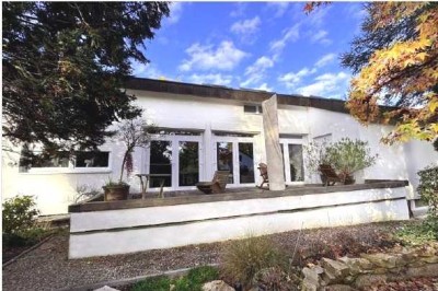Moderne, lichtdurchflutete Villa mit Indoor-Schwimmbad in Bestlage!