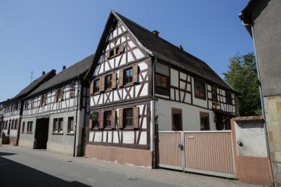 HOFANLAGE MIT FACHWERKHAUS UND AUSBAUPOTENTIAL SOWIE BAUGRUNDSTÜCK FÜR EIN 2-GESCHOSSIGES WOHNHAUS