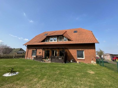 3-Zimmer Dachgeschosswohnung mit saniertem Bad, EBK und Garten