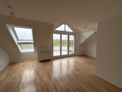 Helle 3,5 Zimmer Dachgeschosswohnung mit Balkon