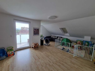 Effiziente und Moderne 4- Zimmer- Wohnung mit Balkon und Stellplatz in einem Dreifamilienhaus