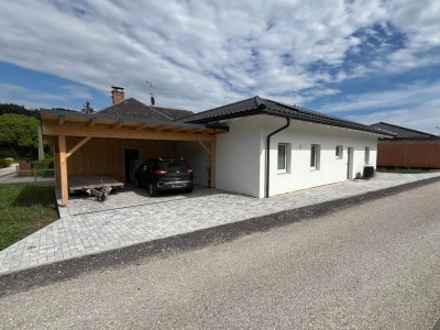 SOFORT VERFÜGBAR! Neubau Bungalow mit XL-Terrasse, Erstbezug, Photovoltaikanlage &amp; Doppelcarport in Ampflwang am Hausruck