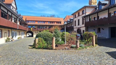 NIDDATAL-ASSENHEIM: Charmante 3 Zi.-Wohnung im historischen Ambiente des Fronhofs!