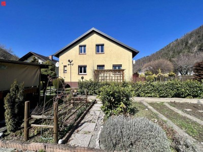 Idyllisches Einfamilienhaus mit Garten und TG!