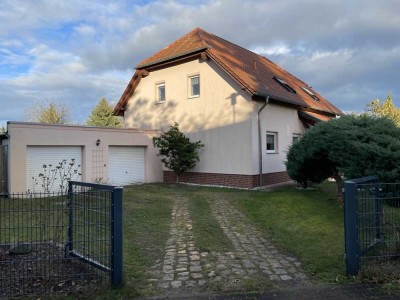 Umgeben von einem großen Garten: Hübsches Einfamilienhaus mit Doppelgarage