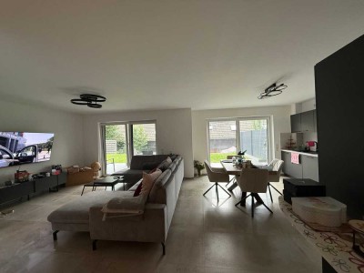 Neuwertige Wohnung mit zwei Zimmern sowie Balkon und EBK in Rösrath