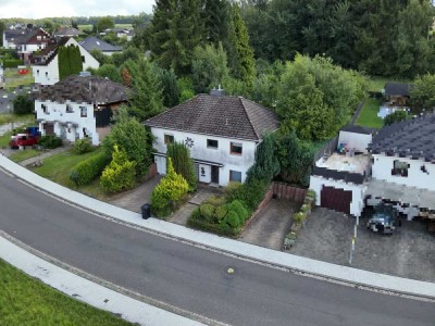 Einfamilienhaus mit Garage auf großem Grundstück in schöner Lage