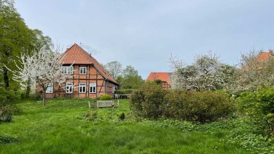 Seltene Gelegenheit in den Elbtalauen: Historische Dorfschule mit verwunschenem Grundstück