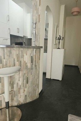 Möblierte 1-Zimmer-Wohnung in Bensheim – mit großer Terrasse, moderner Bar & Blick ins Grüne