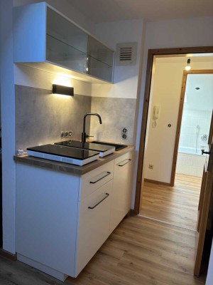 Erstbezug nach Sanierung: freundliche 2-Zimmer-Wohnung mit Balkon, Spülküche, Parkplatz, Keller