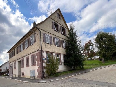 Zweifamilienhaus teilweise renoviert in guter Lage und bietet großzügige Wohnverhältnisse!