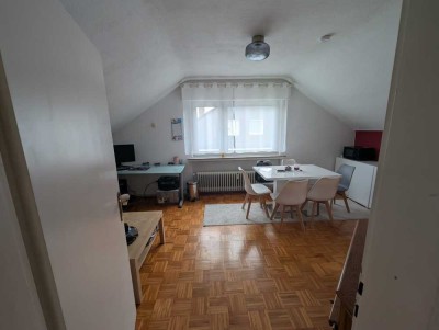 Beuel-Süd / Nähe T-Mobile: gemütliche 2-Zi-Dachgeschosswohnung mit Pantryküche + Garage in 3-Part-HS