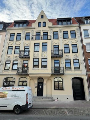 Erstbezug nach Sanierung: 3 Zi-Altbau mit 2 Balkonen