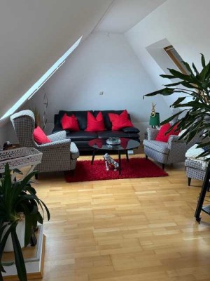Hoch hinaus mit Wohlfühlfaktor – Helle 3-Zimmer-Dachgeschosswohnung mit Garten & Galerie in Augsburg