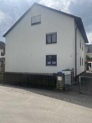 Ansprechende und gepflegte 4-Raum-Wohnung mit Balkon in Rederzhausen