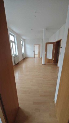 Schöne 3,5 Raum-Wohnung mit Einbauküche mitten im Zentrum von Arnstadt zu vermieten!